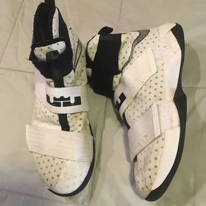 Men’s Nike Lebron Tennies 11.5